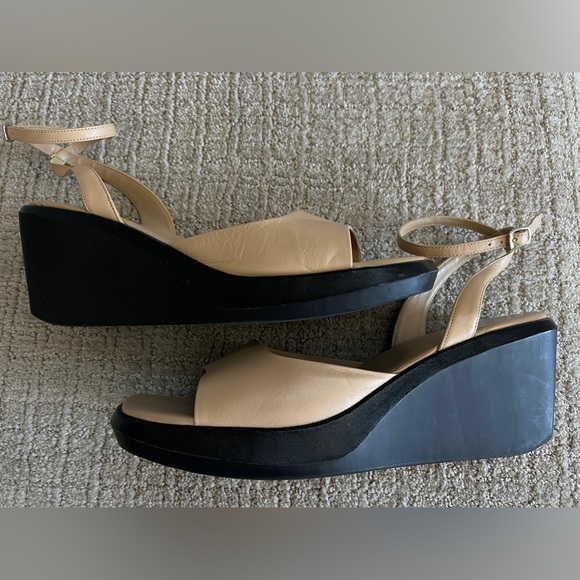 286. Tan Leather Ankle Strap Wedge Sandals Size 9 - Picture 2 of 8